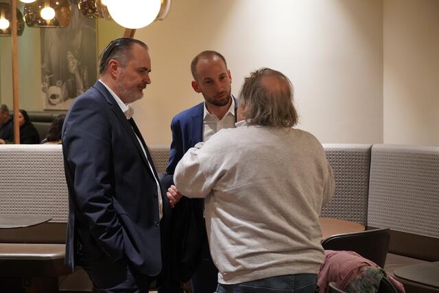 Doskozil und Egger im Gespräch mit Salzburgern | Foto: Julia Hettegger