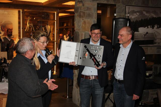 Als eines der GEschenke wurde Georg Geiger ein Ordner mit einer besonderen Füllung überreicht. | Foto: Schwarz