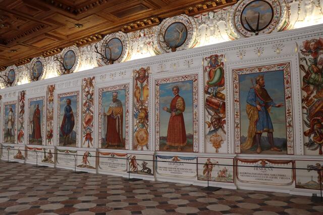 Die abgebildeten Fürsten im Balllsaal von Schloss Ambras eröffnen uns einen Blick in die Geschichte. 