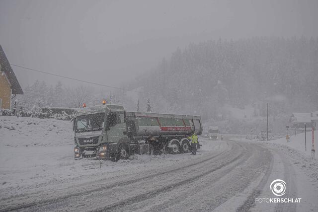 Die Einsatzkräfte der Feuerwehr Micheldorf mussten den Lkw bergen.  | Foto: TEAM FOTOKERSCHI.AT / RAUSCHER