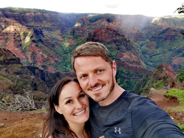 Kati und Mario Riedl auf Hawaii. Die beiden reisen für ihr Leben gern. | Foto: privat