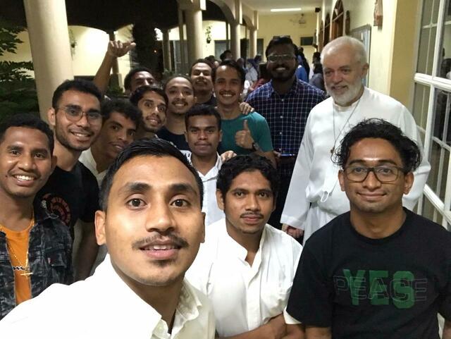 Pater Josef Wilfing mit den Studierenden. | Foto: "Friends of Salvation"