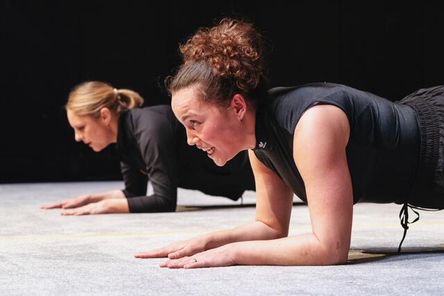 Marion Rothhaar (li) und Rahel Jankowski zeigen in Elke Hartmanns Inszenierung eindrücklich auf, wie Körper und Psyche in einer genuin weiblichen Sportart wie Rhythmische Sportgymnastik bis zur Selbstverleugnung in die gewünschte Systempassform gebracht werden.  | Foto: Daniel Jarosch