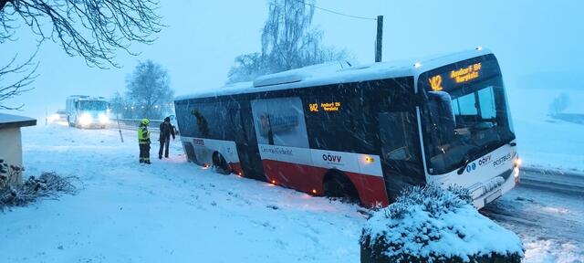 Vorwiegend auf der Andorfer Landstraße L514 brauchten zahlreiche Lenker am 2. Februar die Hilfe der Kameraden der Freiwilligen Feuerwehr Utzenaich. Den Anfang machte um 7 Uhr ein Linienbus, der bei einem Ausweichmanöver in der Ortschaft Weilbolden von der Straße abkam. | Foto: Freiwillige Feuerwehr Utzenaich