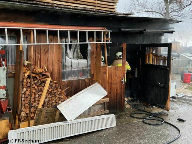 Ein erster Versuch den Brand zu löschen scheiterte. Aber die FF Seeham kam zur Hilfe. | Foto: FF Seeham