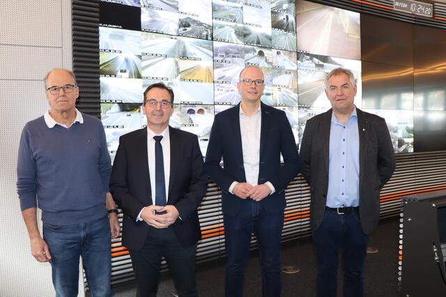 Gemeinsam an der Umleitungsstrategie und Sanierung des längsten Straßentunnels Österreichs im Einsatz: die ASFINAG-Geschäftsführer Andreas Fromm (2.v.re.) und Stefan Siegele zusammen mit den beiden Bürgermeister Helmut Mall (re.) und Florian Morscher (li.). | Foto: Othmar Kolp