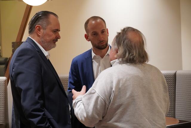 Doskozil und Egger im Gespräch mit Salzburgern | Foto: Julia Hettegger