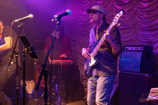 Bassist Rue Kostron spielt unter anderem in der Band von Christina Stürmer.  | Foto: Markus Spitzauer