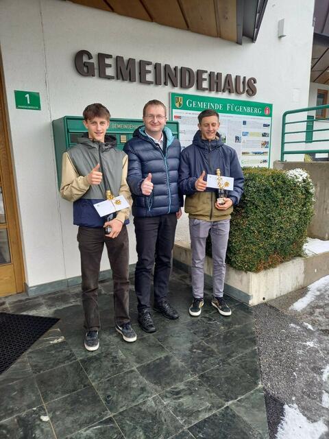 Bürgermeister Josef Unterweger gratulierte den Steinberger-Zwillingen Jakob und Simon zum tollen Erfolg.  | Foto: Haun