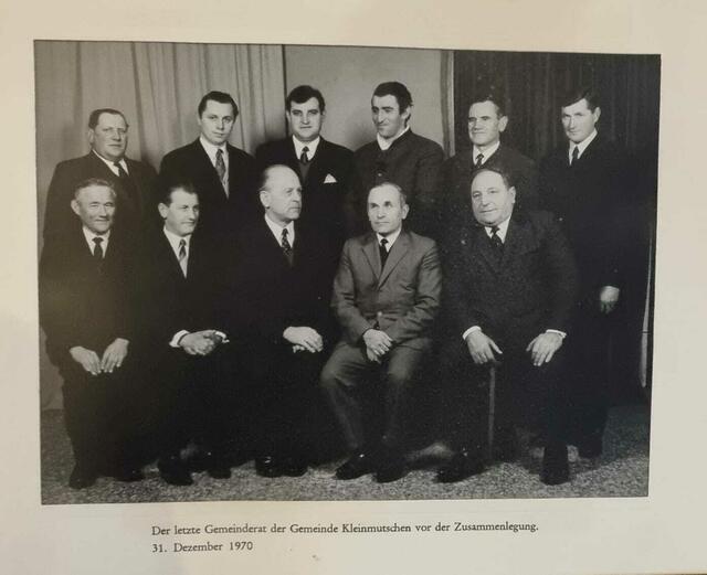 Der letzte Gemeinderat der Gemeinde Kleinmutschen vor der Zusammenlegung 1970 mit Alfred Csismazia (hintere Reihe, 2. v. l.). | Foto: Foto: Csismazia