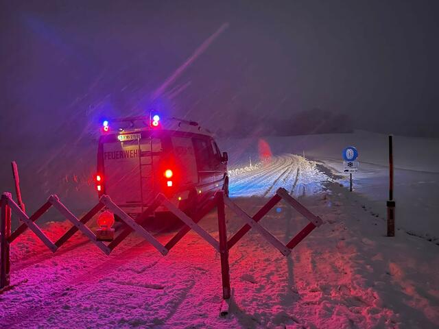 Mit einer Mannschaftsstärke von 26 Einsatzkräften war die Freiwillige Feuerwehr Neuhofen - in enger Abstimmung mit dem Krisenstab des Bezirksfeuerwehrkommandos - mit dem Errichten von Straßensperren, Fahrzeugbergungen und dem Freimachen von Straßen beschäftigt. | Foto: Freiwillige Feuerwehr Neuhofen