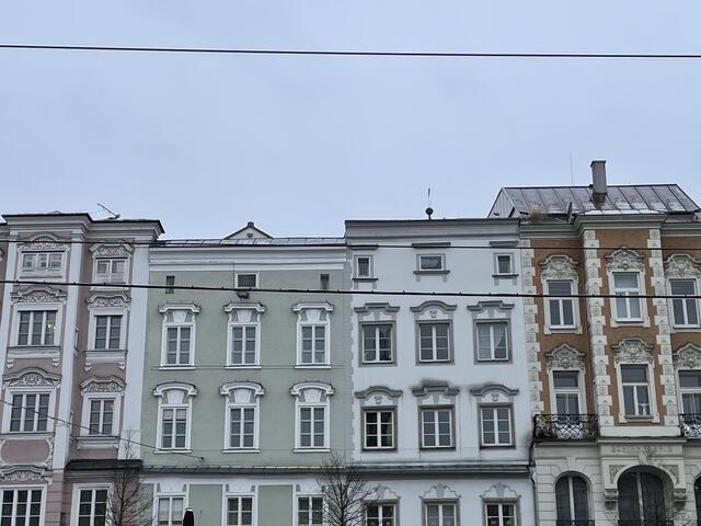 Wer früher weniger Fenster hatte, zahlte weniger Steuer. Deshalb nutzten die Linzerinnen und Linzer oft Breiterker, um nach vorne Platz zu gewinnen.  | Foto: BRS/Püringer