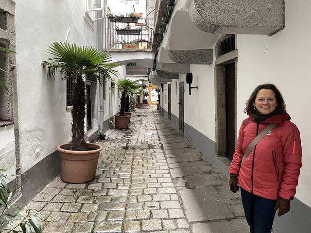 Austria Guide Silvia Mayr-Pranzeneder möchte mit ihren Themenführungen auch Linzerinnen und Linzern etwas Neues zeigen.  | Foto: BRS/Püringer