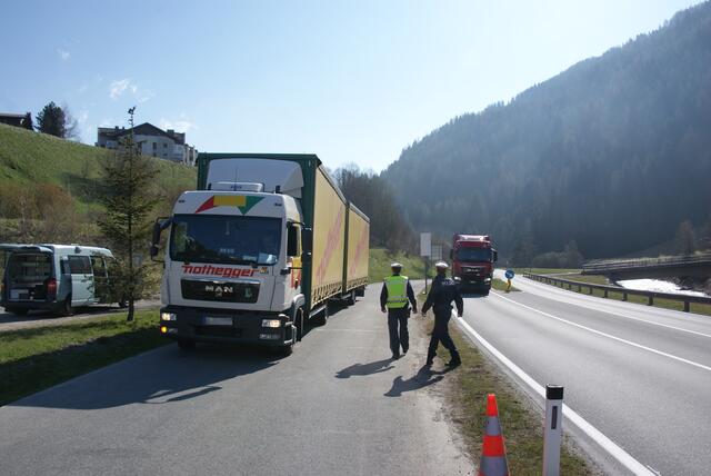 Wie auch schon 2015 und 2017 soll während der  Albergtunnelsperre das dann geltende Fahrverbot für Lkw mit Sattelanhänger kontrolliert werden. | Foto: Othmar Kolp