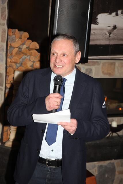 Bürgermeister Paul Greiter bedankte sich bei Georg Geiger für seine vorbildliche Arbeit bei der Seilbahn Komperdell. | Foto: Schwarz