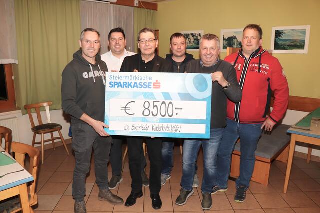 Für die Kinderkrebshilfe: Die Vertreter der Dorfgemeinschaft Eggendorf überreichten den Erlös des Benefiz-Silvesterlaufes.