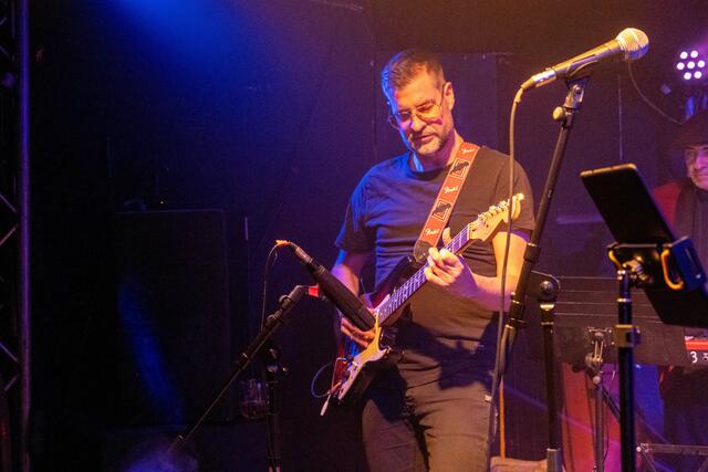 Der Gitarrist Thomas Hechenberger geht gemeinsam mit "Josh" auf Tour.  | Foto: Markus Spitzauer
