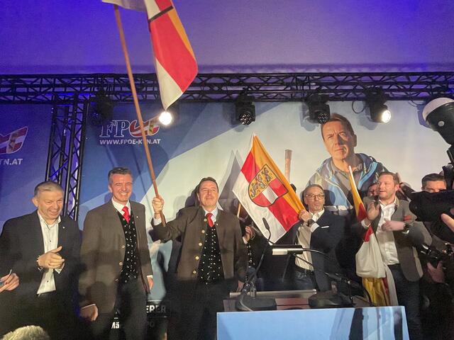 Spitzenkandidat Erwin Angerer mit Herbert Kickl und Co. auf der Bühne in Klagenfurt. | Foto: MeinBezirk.at