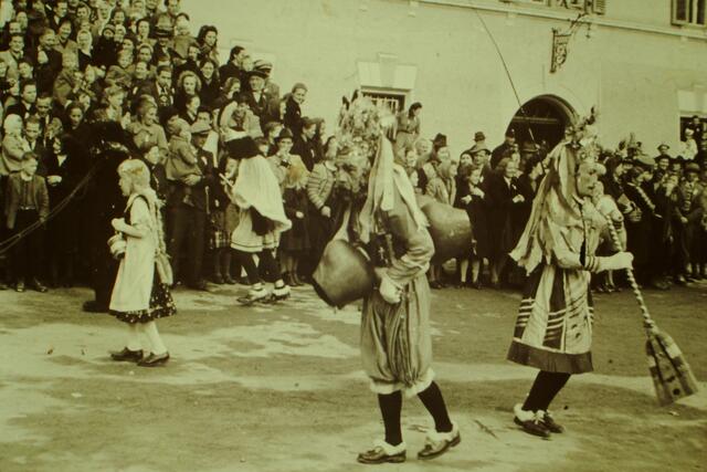 Kübelemaje, Scheller, Kehrer und viel Publikum: So, wie's in den 50er Jahren war. Die Nassereither Fåsnåcht ist aber viel, viel älter.  | Foto: Fasnachtskomitee Nassereith