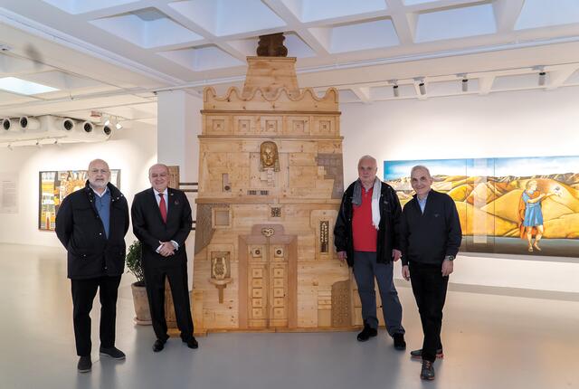 Der griechische Botschafter in Kuwait, Konstantinos Piperigos (2.v.l.) und der Eigentümer der Contemporary Art Platform, Amer Huneidi (1.v.l.) freuten sich gemeinsam mit dem griechischen Organisationsteam des Kunstmuseums, Asterios Nenos (2.v.r.) und Pavlos Trochopoulos (1.v.r.), über die großartige Zusammenarbeit und das gelungene Ausstellungsprojekt. | Foto: Kunstmuseum Waldviertel