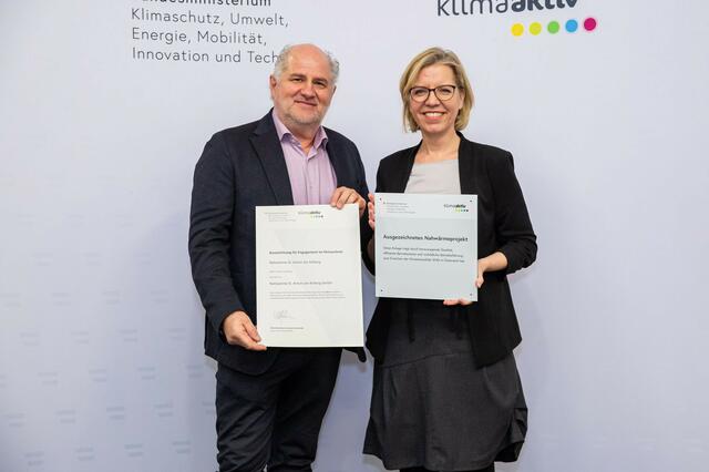 Auszeichnung überreicht: Nahwärme St. Anton am Arlberg-Geschäftsführer Elmar Huter und Klimaschutzministerin Leonore Gewessler. | Foto: Österreichischer Biomasse-Verband / Krisztian Juhasz