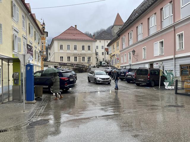 Unter dem Getreidemarkt in Wolfsberg fließt der Schoßbach hindurch. Dessen Einfassung muss saniert werden. | Foto: MeinBezirk.at
