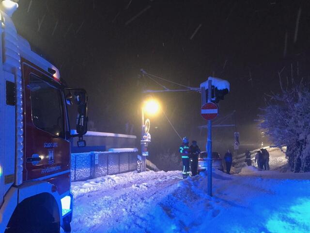 Mit einer Seilwinde musste am Donnerstagabend ein Auto von den Schienen der Pöstlingbergbahn geborgen werden. | Foto: Freiwillige Feuerwehr Pöstlingberg