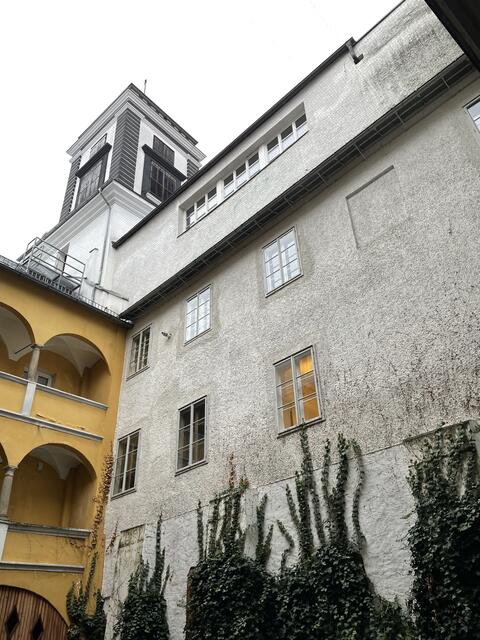 Dieser Innenhof im Renaissance-Stil bringt italienisches Flair nach Linz.  | Foto: BRS/Püringer