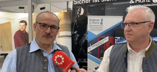 Peter Gaßner (links) bestätigte uns, dass das Interesse an ihrer Sicherheitstechnik groß sei. (rechts Wolfgang Manz) | Foto: Philip Steiner