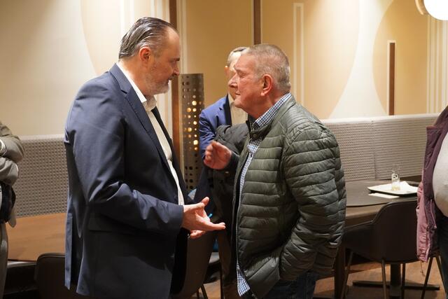Landeshauptmann Doskozil im Gespräch im Salzburger Europark | Foto: Julia Hettegger
