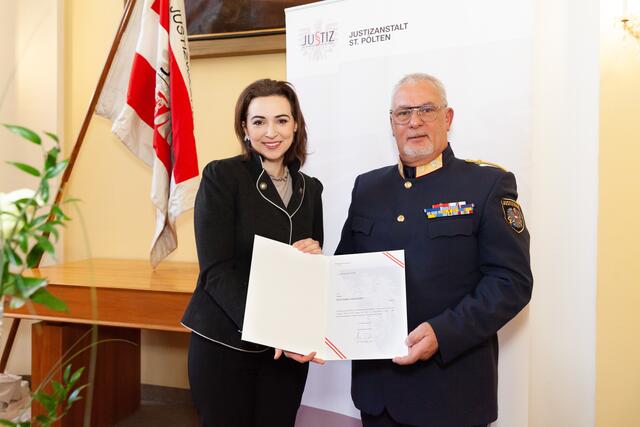 Alma Zadic mit dem neuen Leiter Brigadier Erich Huber-Günsthofer. | Foto: Bundesministerium/Justiz