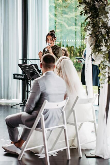 Als freie Traurednerin bietet Kati Riedl liebevolle und ganz persönliche Reden mit einer guten Prise Humor. | Foto: Nadja Fröhlich Fotografie