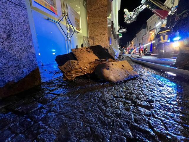 feuerwehrleute entfernen das Brandgut. | Foto: FF Krems