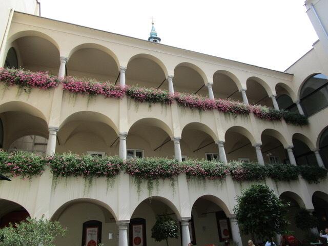 Der Innenhof des Alten Rathauses ist im Renaissance-Stil erbaut. Das verraten das Kreuzgewölbe und die 17 runden Säulen. | Foto: Silvia Mayr-Pranzeneder