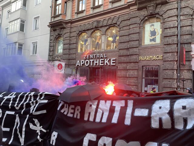 Der Schwarze Block feuerte mehrmals Pyrotechnik ab. 