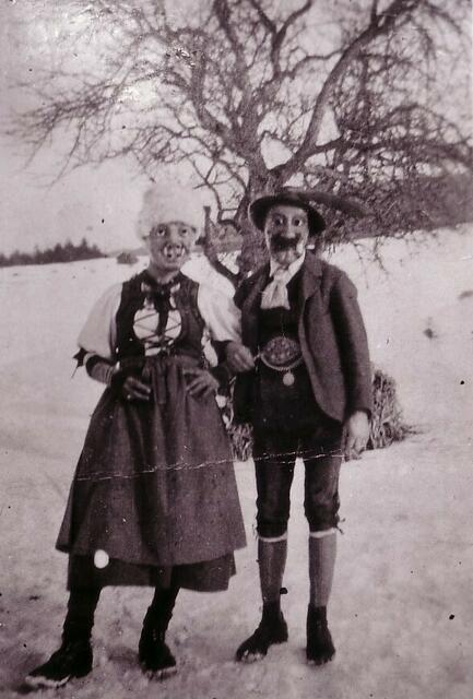 Zwei, die bereit sind für die Walder Fåsnåcht – im Jahr 1947. | Foto: Fasnacht Wald