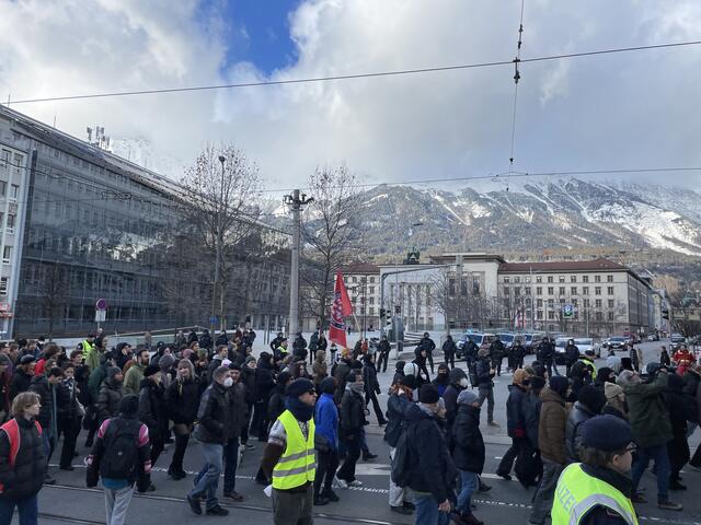 Der Demonstrationszug führte auch am Landhausplatz vorbei. 