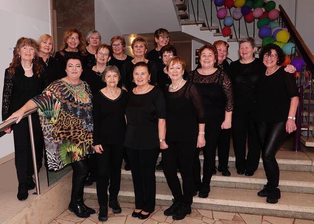 Michaela Truppe mit ihrer Fohnsdorfer Linedance-Gruppe feierte ein kleines Jubiläum: Zum 10. Mal konnten sie beim Fohnsdorfer Ball 50+ auftreten.  | Foto: Foto Ainerdinger