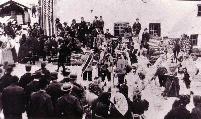 Wie's vor über 100 Jahren zugegangen ist: Bei der Walder Fåsnåcht im Jahr 1920. | Foto: Fasnacht Wald