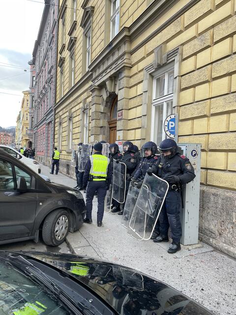Die Polizei schütze die Eingänge der Parteizentralen von ÖVP und SPÖ. 
