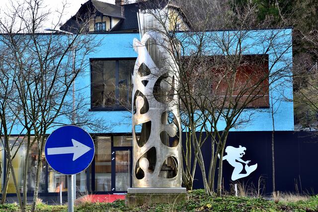 Edelstahl-Skulptur von Miguel Horn im Kreisverkehr beim Viadukt in Waidhofen/Ybbs; Höhe: 3 Meter (ohne Glasfaserstäbe), Durchmesser: 1 Meter | Foto: Hans-Peter Kriener