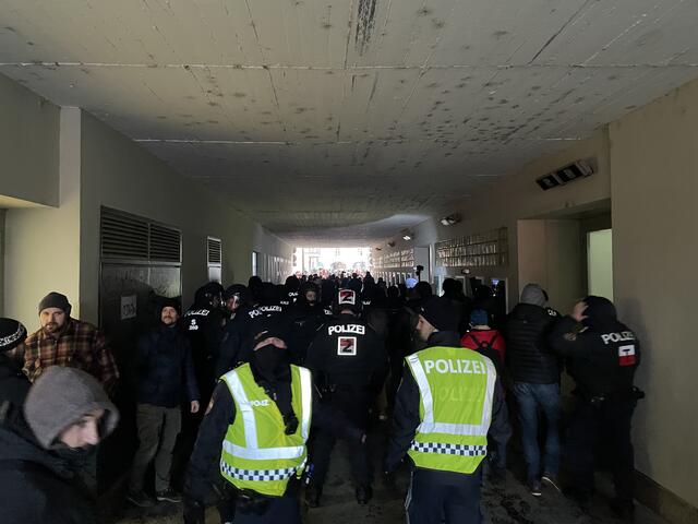 Im Tunnel zwischen Landestheater und SOWI standen sich kurzzeitig Polizisten und Demonstranten gegenüber, die Situation löste sich aber von selbst auf. 