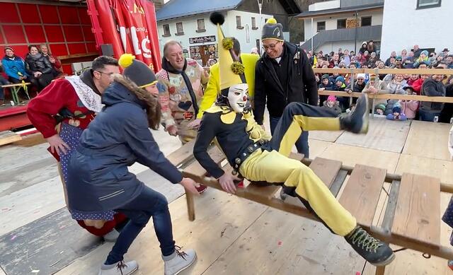 Mit vereinten Kräften und nach dem Sophia-Bussi wurde der Joggl zum Leben erweckt.