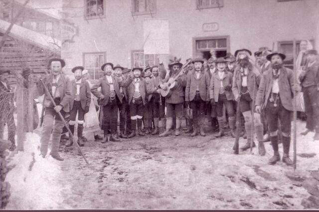Die Walder gehen mindestens seit über drei Jahrhunderten in die Fåsnåcht: So auch 1920. | Foto: Fasnacht Wald