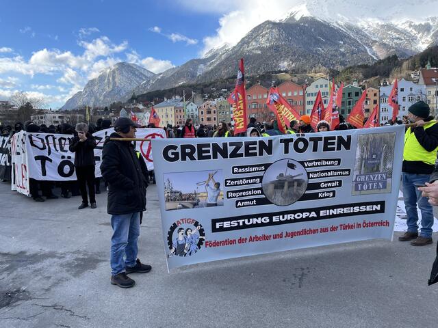 Die "Grenzen töten" Demo startete am Marktplatz.