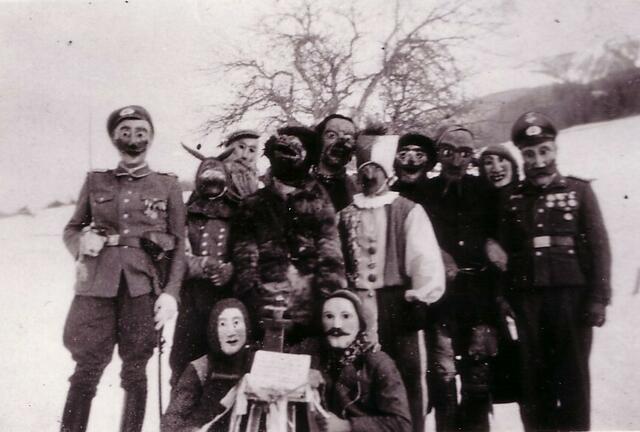 Nach dem Ende des Zweiten Weltkriegs lebte in Wald alsbald die Fåsnåcht wieder auf: So wie hier, auf diesem fröhlichen Gruppenbild von 1947. | Foto: Fasnacht Wald