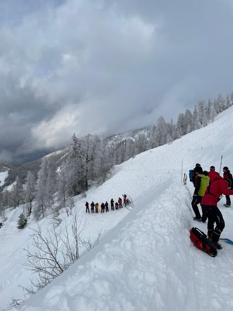 Bergrettung beim Suchen bei einem der vielen Lawinenabgängen im Zillertal. | Foto: zeitungsfoto.at