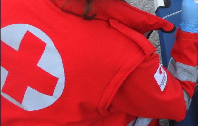 Nach der Bergung wurde der verschüttet gewesene 32-jährige chinesische Staatsbürger unter Reanimationsmaßnahmen zum Stützpunkt des Notarzthubschraubers verbracht, wo schließlich aufgrund von Aussichtslosigkeit die Reanimation abgebrochen wurde und der Mann verstarb.  | Foto: Symbolfoto Larcher