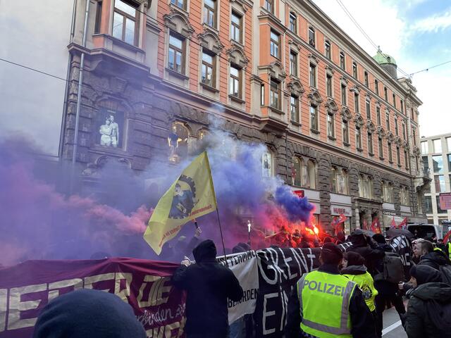 Erneut kam es bei der "Grenzen töten" Demonstration zu Zwischenfällen. Pyrotechnik und Farbbeutelwürfe kamen eher zu Beginn zum Einsatz. Die Demonstrationen endete mit einem kurzen Gemenge zwischen Polizei und Demonstranten.