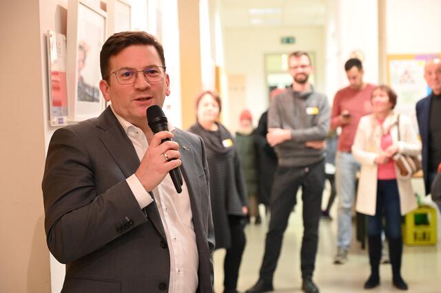Bezirksvorsteher Wilfried Zankl eröffnet die Ausstellung. | Foto: Wiener Hilfswerk/Martina Stoll